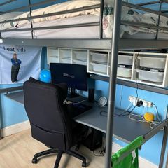 svarta loft bed and desk