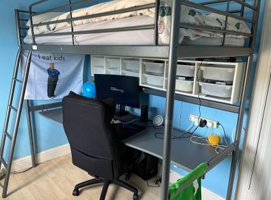 svarta loft bed and desk