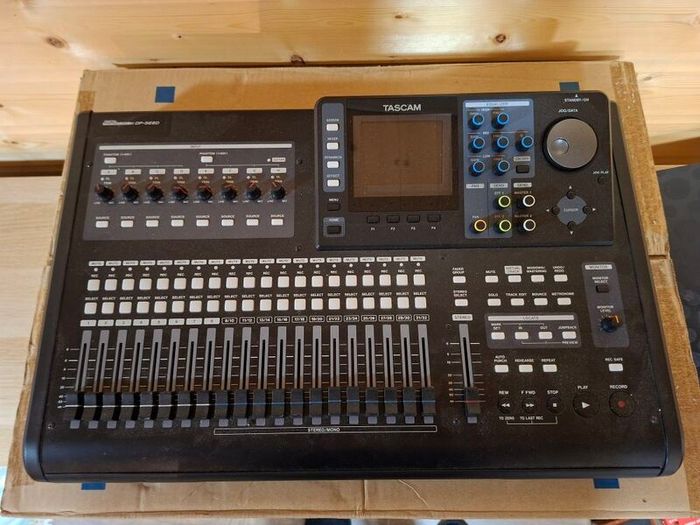 Tascam DP-32SD 32-Track Digital Portastudio