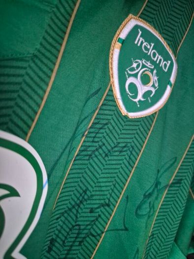 Euro 2012 squad signed ireland jersey,size XL MINT condition