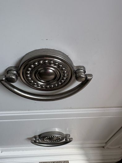 2 bedside lockers