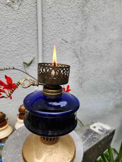 working vintage oil lamp