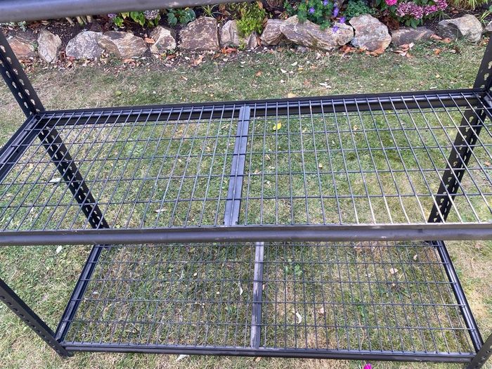Metal shelving unit