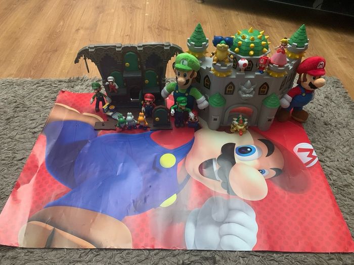 Super Mario figures,castles and poster