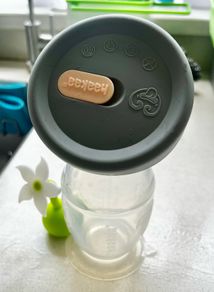 Haakaa with lid and stopper