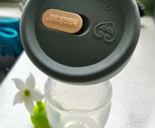 Haakaa with lid and stopper