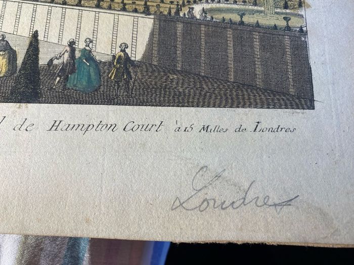 This print is an 18th-century hand-coloured copperplate engraving depicting "A View of the Royal Palace of Hampton Court / Vue du Palais Royal de Hampton Court"