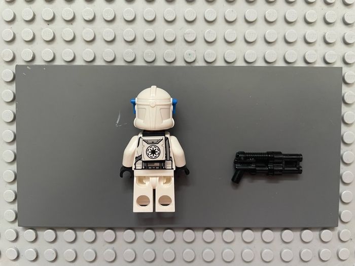 lego star wars sw1247 Clone Heavy Trooper, 501st Legion (Phase 2) minifigure- White Arms, Blue Visor, Backpack, Nougat Head, Helmet with Holes