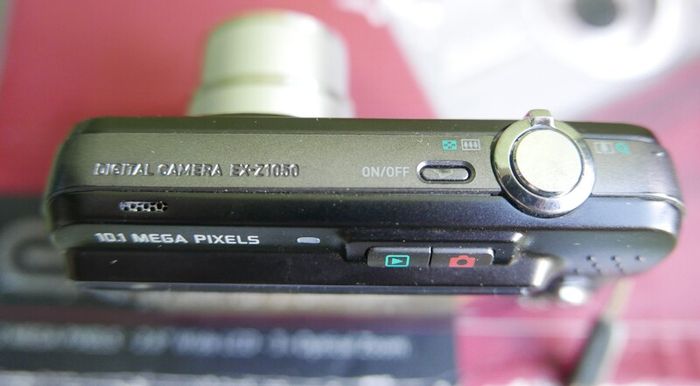 Casio Exilim EX-Z1050 Digital camera Made w/ Box and Accessories , universal charger- Tested