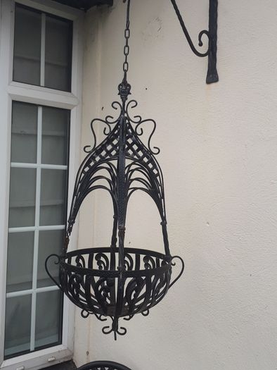 outdoor hanging baskets with brackets
