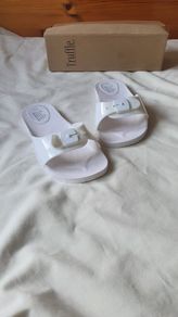 truffle one strap slip on flip flops saddles size  4 white new in box