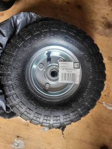 Wheel wheelbarrow
