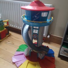 Paw patrol tower and figures