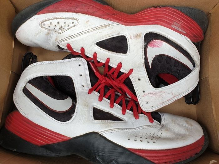 white nike basketball shoes