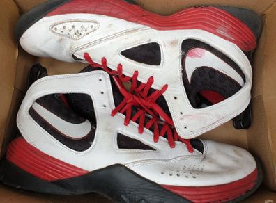 white nike basketball shoes