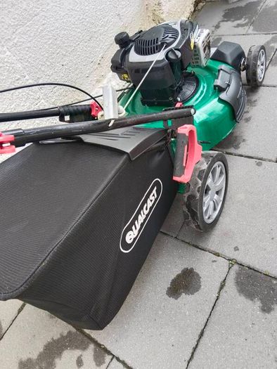 Self drive lawnmower with Briggs and Stratton engine 500 E series 140 cc in excellent working condition which starts the first pull.
