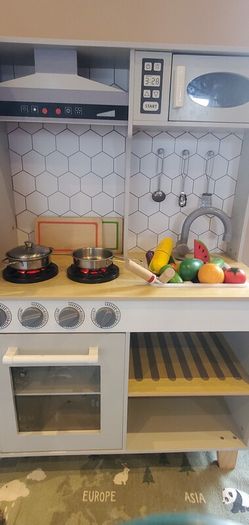 Kids Play Kitchen Deluxe (Smyths) and accessories