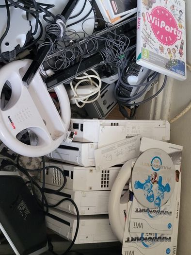 Wii Bundle. Fast Sale No Room