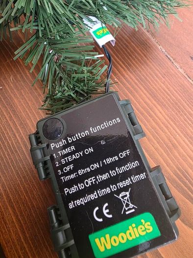 Woodie's 2.5m Pre-Lit Christmas Garland