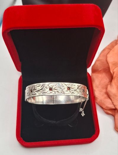 Vintage sterling silver garnet daisy Bangle