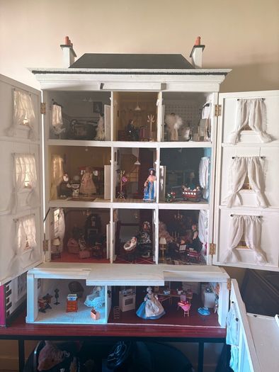 Stunning approx 140cm high 4 story extra large Georgian dolls house with contents, servants quarters and separate garage