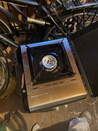 Single-burner camping gas stove and 4 gas cylinders