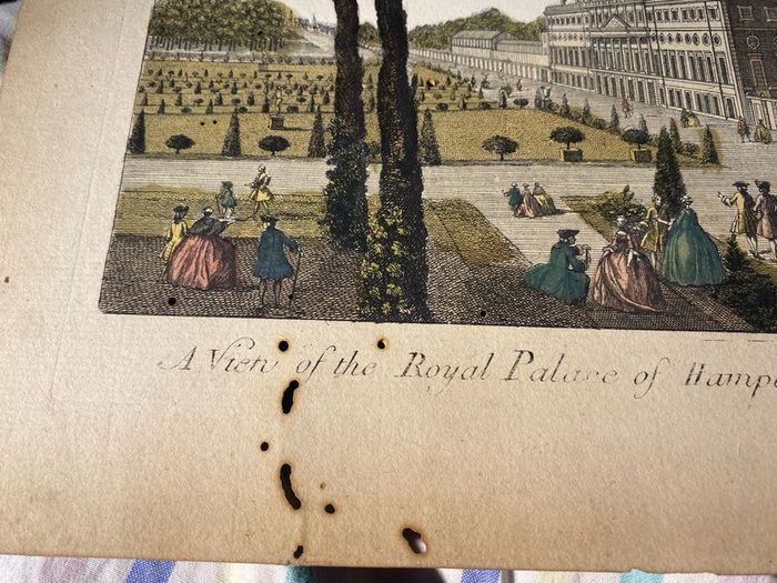 This print is an 18th-century hand-coloured copperplate engraving depicting "A View of the Royal Palace of Hampton Court / Vue du Palais Royal de Hampton Court"