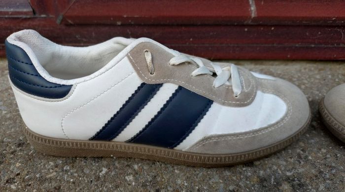 White & Blue Flat Runners (used).
