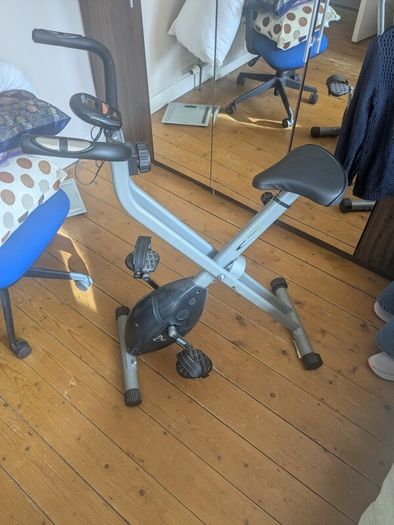 Exercise bike (V-fit)
