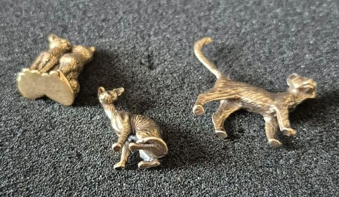 3 brass cats,. Solid brass.