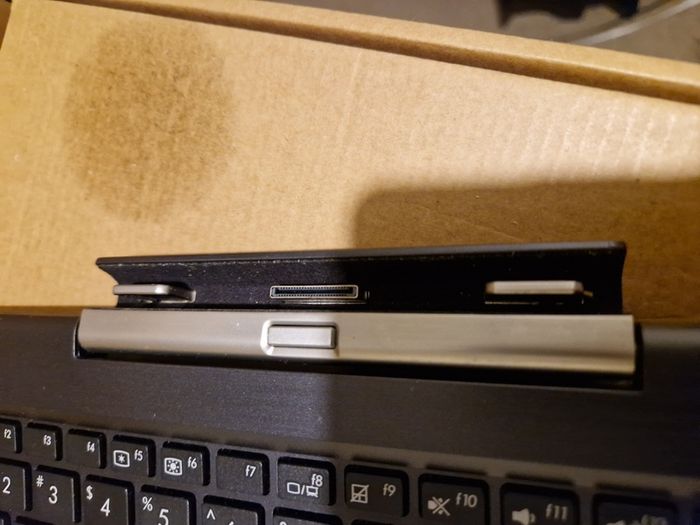 ASUS LaptopTablet CN9935, Windows 8, 2GB Ram 64GB HDD, Intel Atom CPU Z3740 1.33GHz in excellent condition