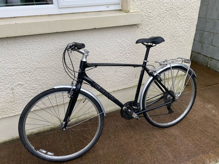 Giant escape3 Large hybrid 28 inch wheels 21 speed 21 inch frame mudguards back carrier