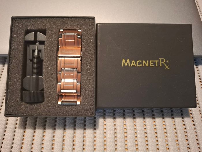 Copper bracelet with magnets - New In Box