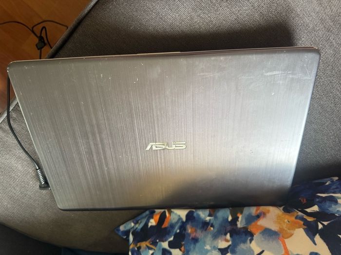 ASUs i7 8gen laptop
