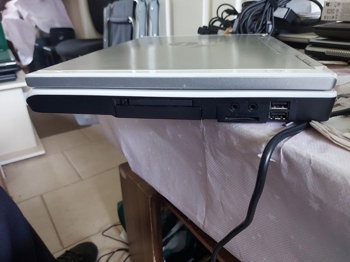 Vintage Dell Inspiron 1501, Mobile AMD Sempron Processor 3500 +, 1.8GHz, 1GB Ram, 120GB HDD, Windows 7, Chrome, Opera, Firefox and VLC