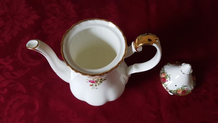 17 Piece Royal Albert Old Country Roses Bone China Gold Gilt Coffee Set With Two Tier Cake Stand For 6 Person Setting Made In England