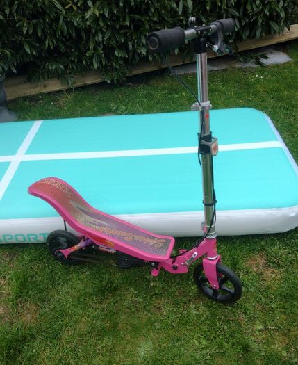 Space Scooter - Pink.(Foldable)+ 2 Kids skate pads set.Excellent working condition