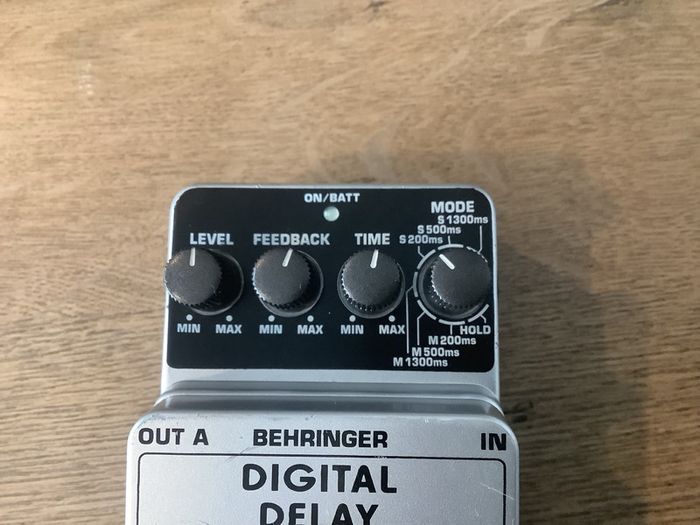 Behringer DD400 Digital Delay pedal (DD-3 clone)