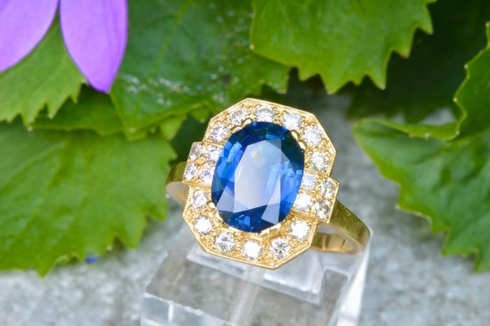 Beautiful Vintage 3.6ct Sapphire & Diamond Ring - 18ct