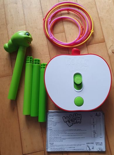 Wobbly worm game