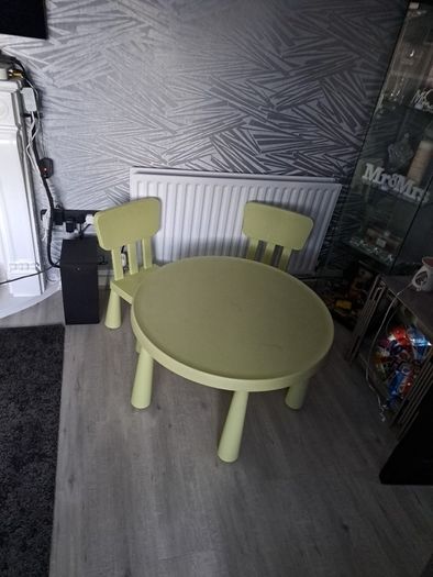 Kids table & chairs
