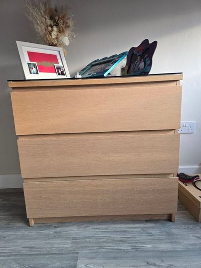 chest of drawers