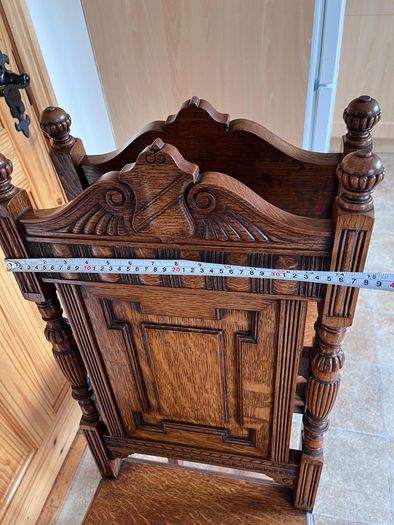 A charming pair of late Victorian carved oak Hall chairs richly modelled,  Cirka 1890's.