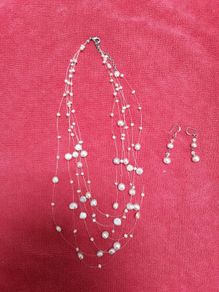 pearl neckpiece