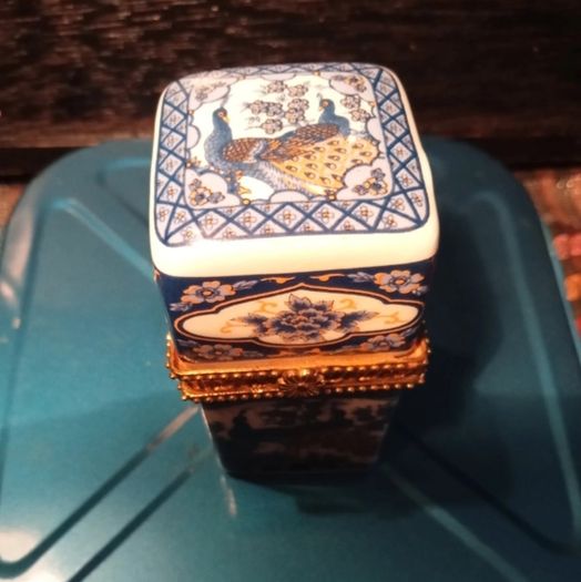 Yiwei Porcelain  Trinket Holder.