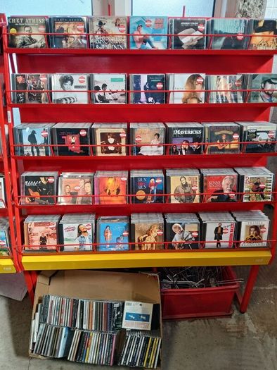 American Country music CD's (OVER 450 CDs)