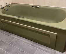 Bathroom suite retro avocado
