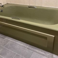 Bathroom suite retro avocado