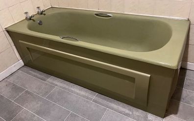 Bathroom suite retro avocado