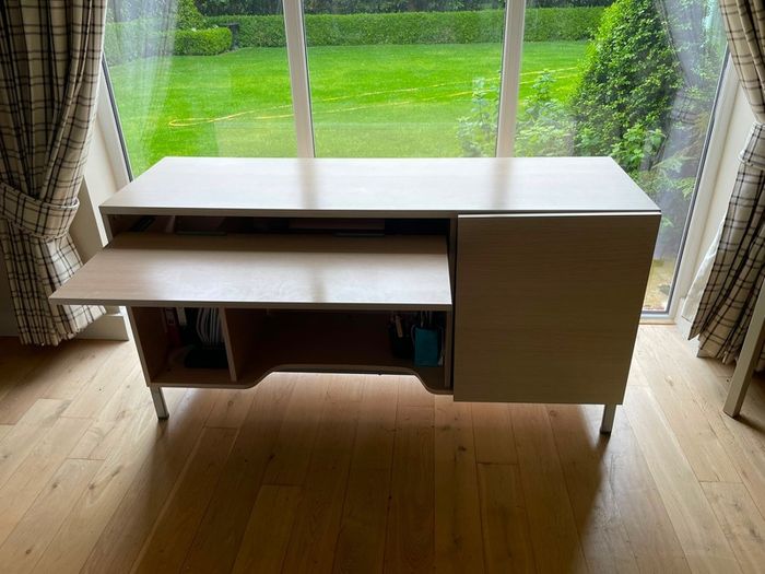 Free desk